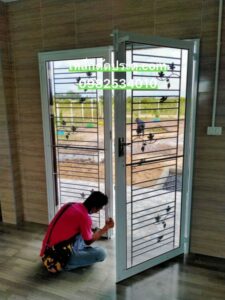 ประตูเหล็กดัดพร้อมมุ้งลวด